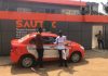 Tombola SAUTOC : Sebi Kouala heureux bénéficiaire d’un taxi d’une valeur de 9 millions.
