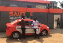 Tombola SAUTOC : Sebi Kouala heureux bénéficiaire d’un taxi d’une valeur de 9 millions.