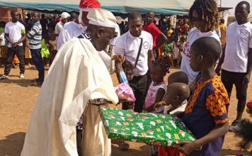 Festival culturel Wê Badjouhonan5 : Le père noël donne du sourire aux enfants à Ziondrou