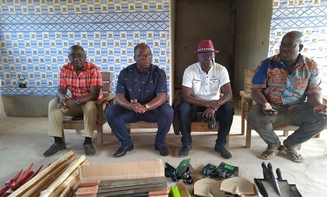 Région du Guémon : Les ressortissants de la diaspora offrent des matériels d’assainissement à la Jeunesse de Tiény-Séably