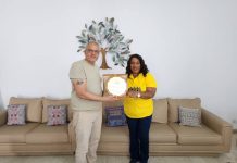 Culture/ Distinction: l’Ambassadeur palestinien en Côte d’Ivoire Abdal Karim Ewaida reçoit un prix après les journées culturelles arabes .
