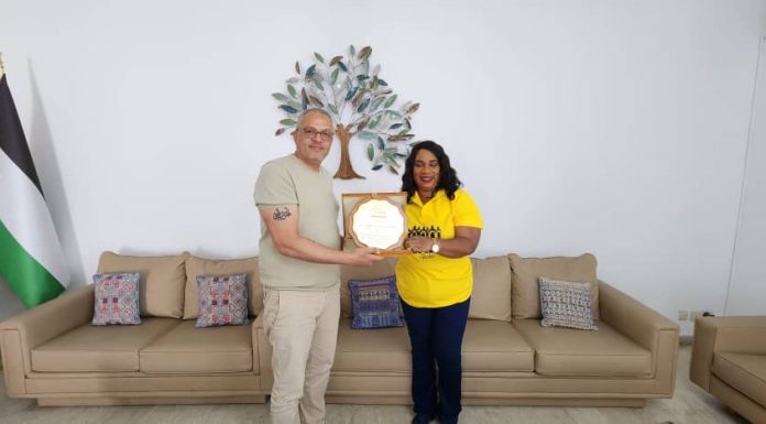 Culture/ Distinction: l’Ambassadeur palestinien en Côte d’Ivoire Abdal Karim Ewaida reçoit un prix après les journées culturelles arabes .