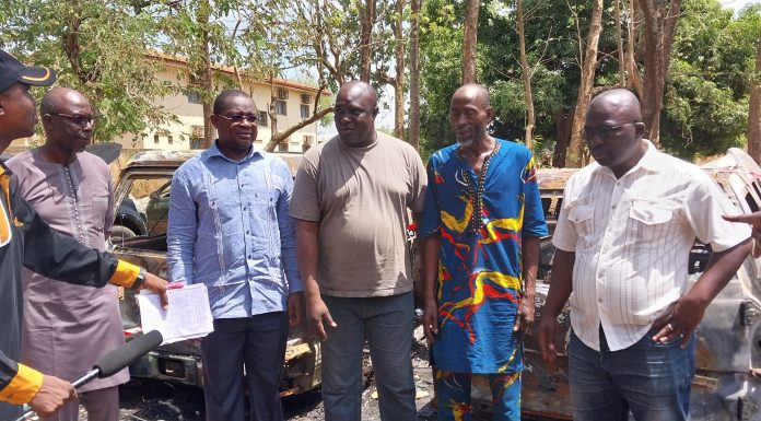 BOUNKANI /En visite sur les lieux des incendies de véhicules à Bouna : Dr Michel Noufé exprime sa compassion aux victimes