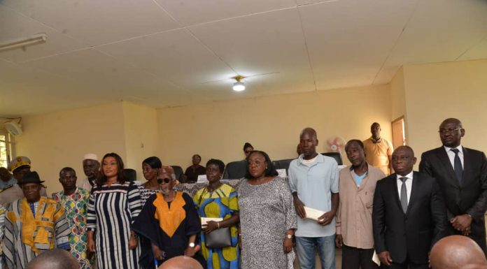 Région du Cavally/ Restitution des dépouilles mortelles des victimes des crises postélectorales de 2010 et 2011 : le Président de la République réhabilite les 49 corps exhumés dans la dignité en présence de quatre membres du Gouvernement.