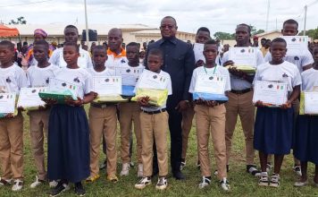 BOUNKANI : Dr MICHEL NOUFE CELEBRE L’EXCELLENCE ET RECOMPENSE PLUSIEURS ELEVES