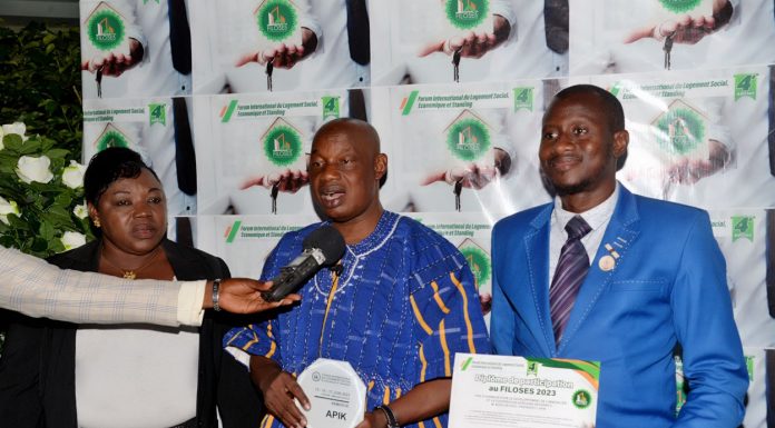 FILOSES ABIDJAN 2023 : Le Prix d’honneur pour le développement de l’immobilier et la Coopération Africaine décerné à M. Boro Seydou.