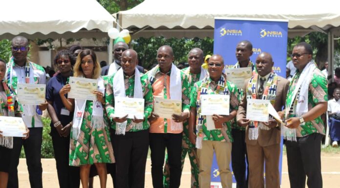 Une journée d’excellence au Lycée Municipal 1 d’Attecoubé : Honorer le dévouement et célébrer l’excellence »