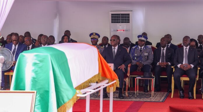 Côte d’Ivoire : Le chef de l’Etat a pris part à la cérémonie d’hommage de la Nation au Président du Conseil Supérieur de la Magistrature, feu Koné Mamadou
