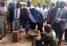 Lycée Municipal d’Assuefry : Première Pierre de la Clôture Posée par le Maire Yoboua Kouabenan Sévérin
