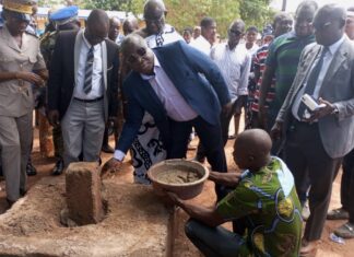 Lycée Municipal d’Assuefry : Première Pierre de la Clôture Posée par le Maire Yoboua Kouabenan Sévérin