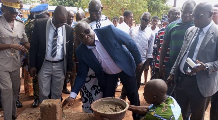 Lycée Municipal d’Assuefry : Première Pierre de la Clôture Posée par le Maire Yoboua Kouabenan Sévérin