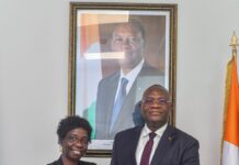 LE MINISTRE ADJE SILAS METCH FÉLICITE LA LAURÉATE DU GRAND PRIX DE LA MEILLEURE PHOTOGRAPHIE FAAPA