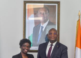 LE MINISTRE ADJE SILAS METCH FÉLICITE LA LAURÉATE DU GRAND PRIX DE LA MEILLEURE PHOTOGRAPHIE FAAPA