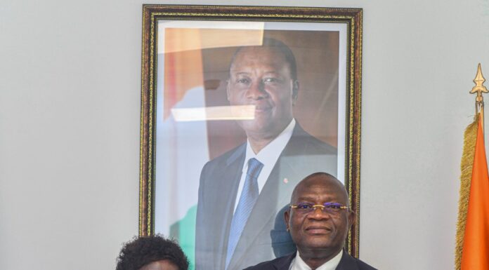 LE MINISTRE ADJE SILAS METCH FÉLICITE LA LAURÉATE DU GRAND PRIX DE LA MEILLEURE PHOTOGRAPHIE FAAPA