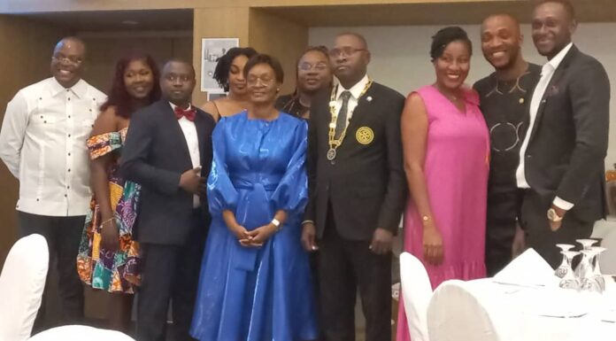 Côte d ‘Ivoire / Rotary Club Abidjan Riviera , Mireille Koffi Oura passe le collier à Ervé Cohougbala