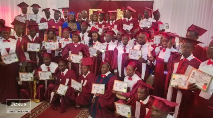 Remise de diplôme de la 27e promotion du Centre biblique de formation LIVING WATER MINISTRIE