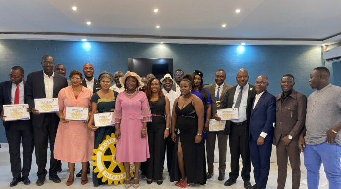 Océan Rotary club de Grand-Bassam : Jean Eudes Houngbedji reçoit les attributs du nouveau président des mains du président sortant IPP Gilbert Kouassi Kouamé