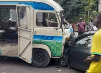 Côte d’Ivoire /Abidjan-Cocody : Un véhicule diplomatique (DGI) broyé par un ‘’Gbaka’’