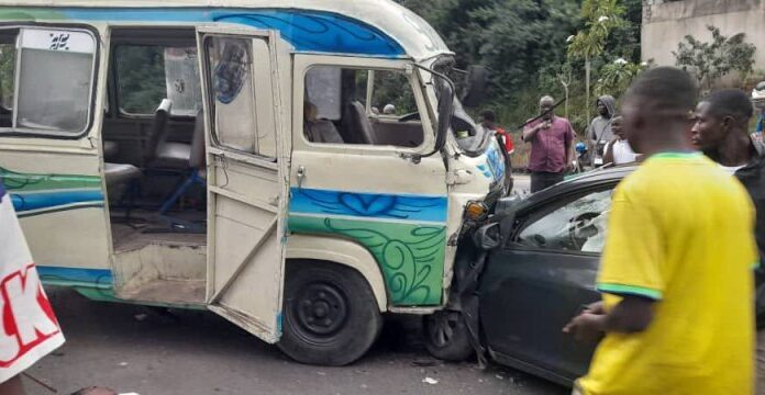 Côte d’Ivoire /Abidjan-Cocody : Un véhicule diplomatique (DGI) broyé par un ‘’Gbaka’’