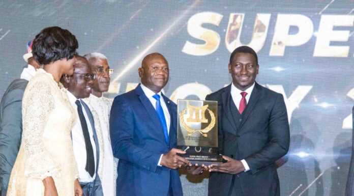 26ème édition des Ebony à Yamoussoukro : Le Ministre ADJE Silas Metch prime le Meilleur Journaliste de Côte d’Ivoire