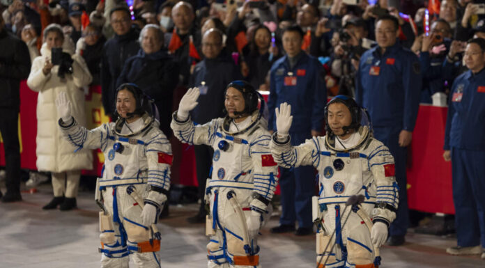 Espace : Retour sur Terre de trois astronautes chinois après six mois dans la station spatiale Tiangong