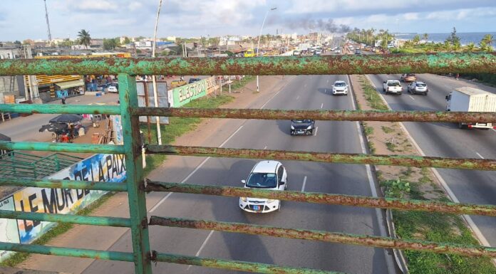 Autoroute Abidjan-Grand Bassam/ Dégradation des barrières de sécurité des ponts piétons : Le Grand danger pour les usagers