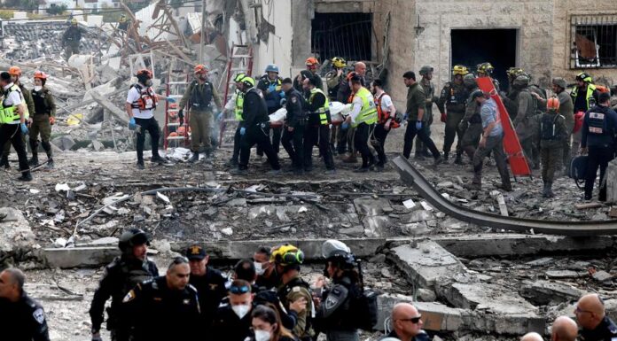 L’Iran confirme la mort de Khamenei, les frappes continuent dans la région