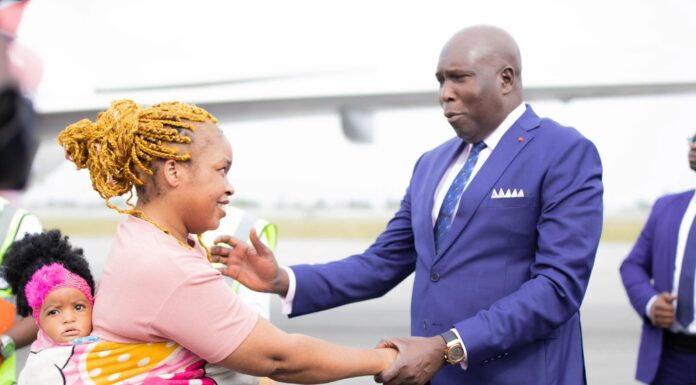 Côte d’Ivoire / Diplomatie : Le ministre Adama Dosso accueille 127 migrants ivoiriens en provenance d’Algérie